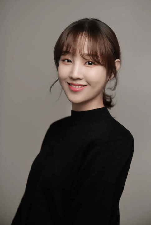 박보람이-머리를-묶고-검은-폴라-티를-입고-미소를-짓고-있는-사진