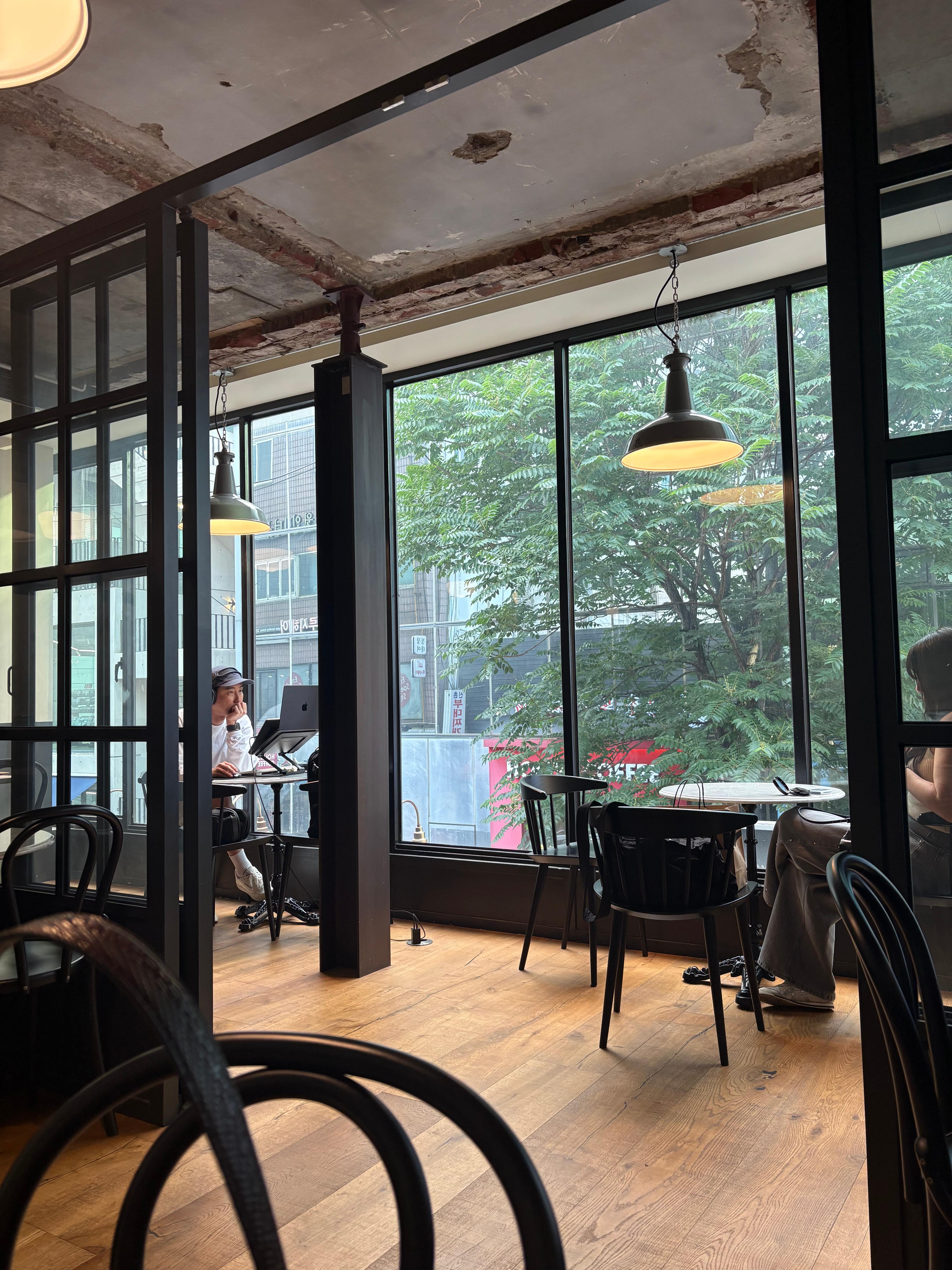 서울 데이트의 성지&amp;#44; 신촌에서 즐기는 낭만과 활력 가득한 완벽 코스 가이드