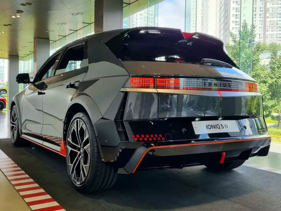 아이오닉 5 N은 비스듬히 보면 더 멋집니다.