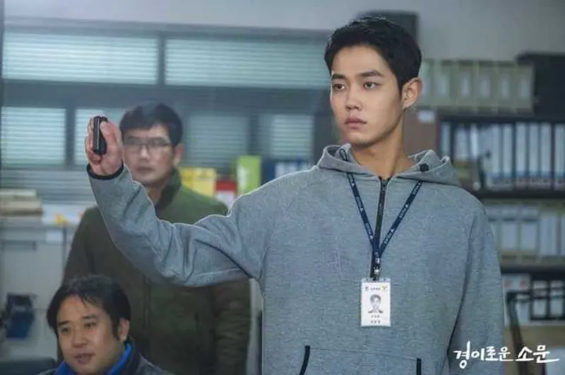 경찰서 사무실을 배경으로 녹음기를 들고 서있는 경이로운 소문 2의 강한울