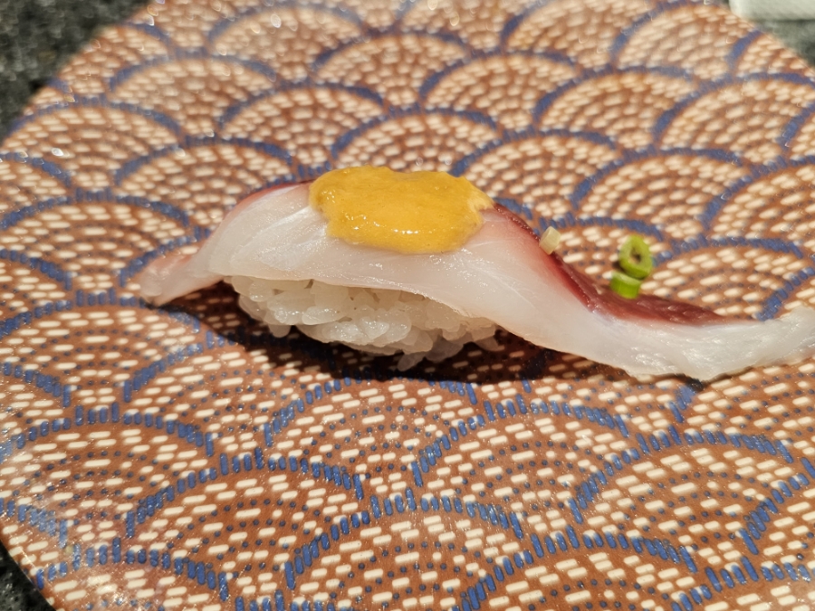 구리 스시도로 2호점의 다양한 초밥 종류들 사진, 황새치와 우니