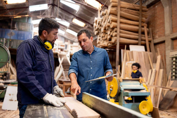 목재를 가공할 때 재의 밀도와 강도를 살핀 다음 적합한 가공이 필요하다