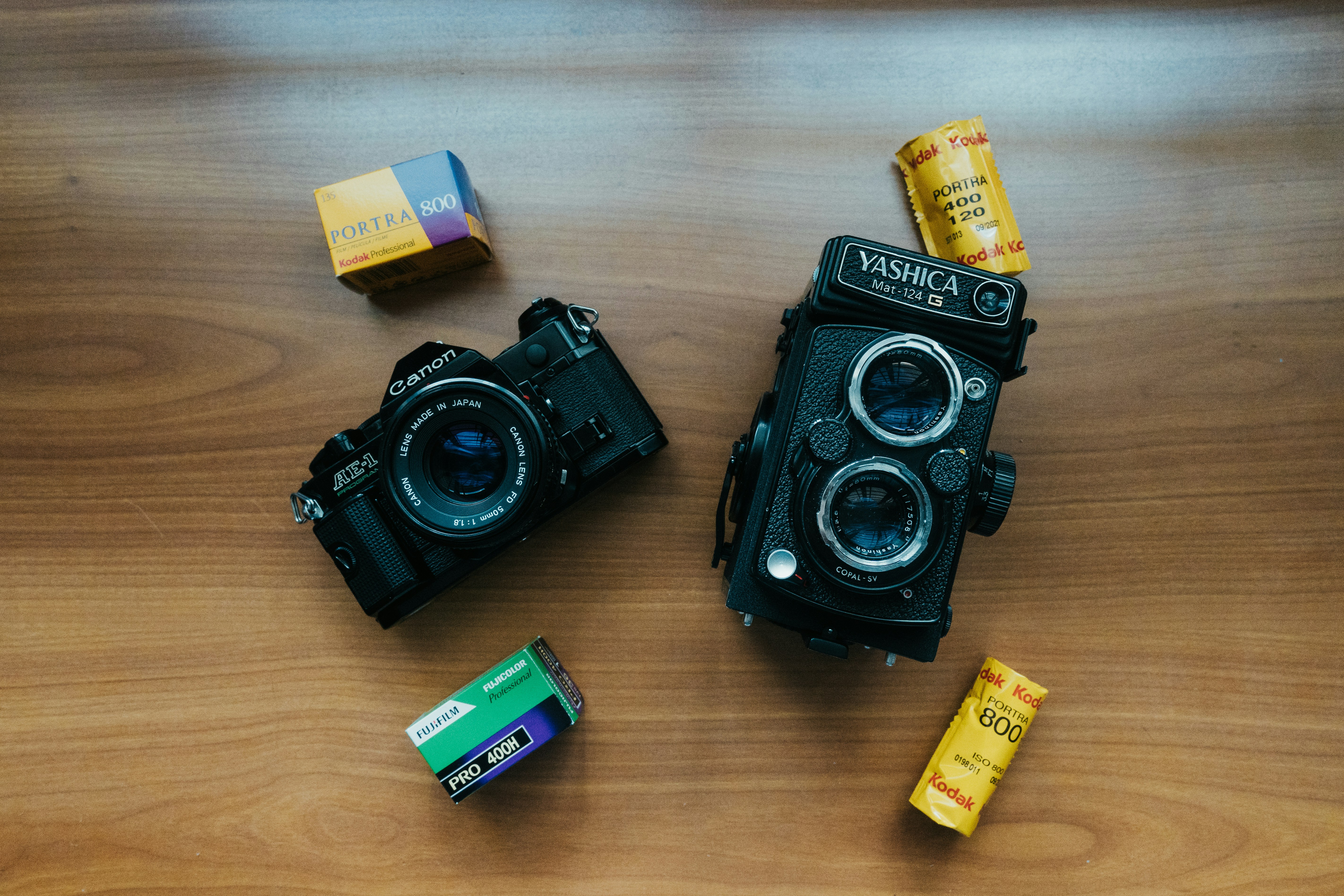 35mm 필름카메라와 중형 필름카메라, 그리고 각 카메라에 해당하는 네거티브 필름들을 놓고 찍은 사진