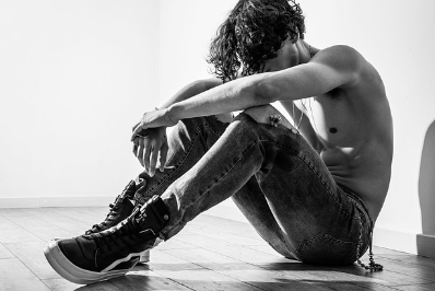 잠시 쉬고 있는 남성