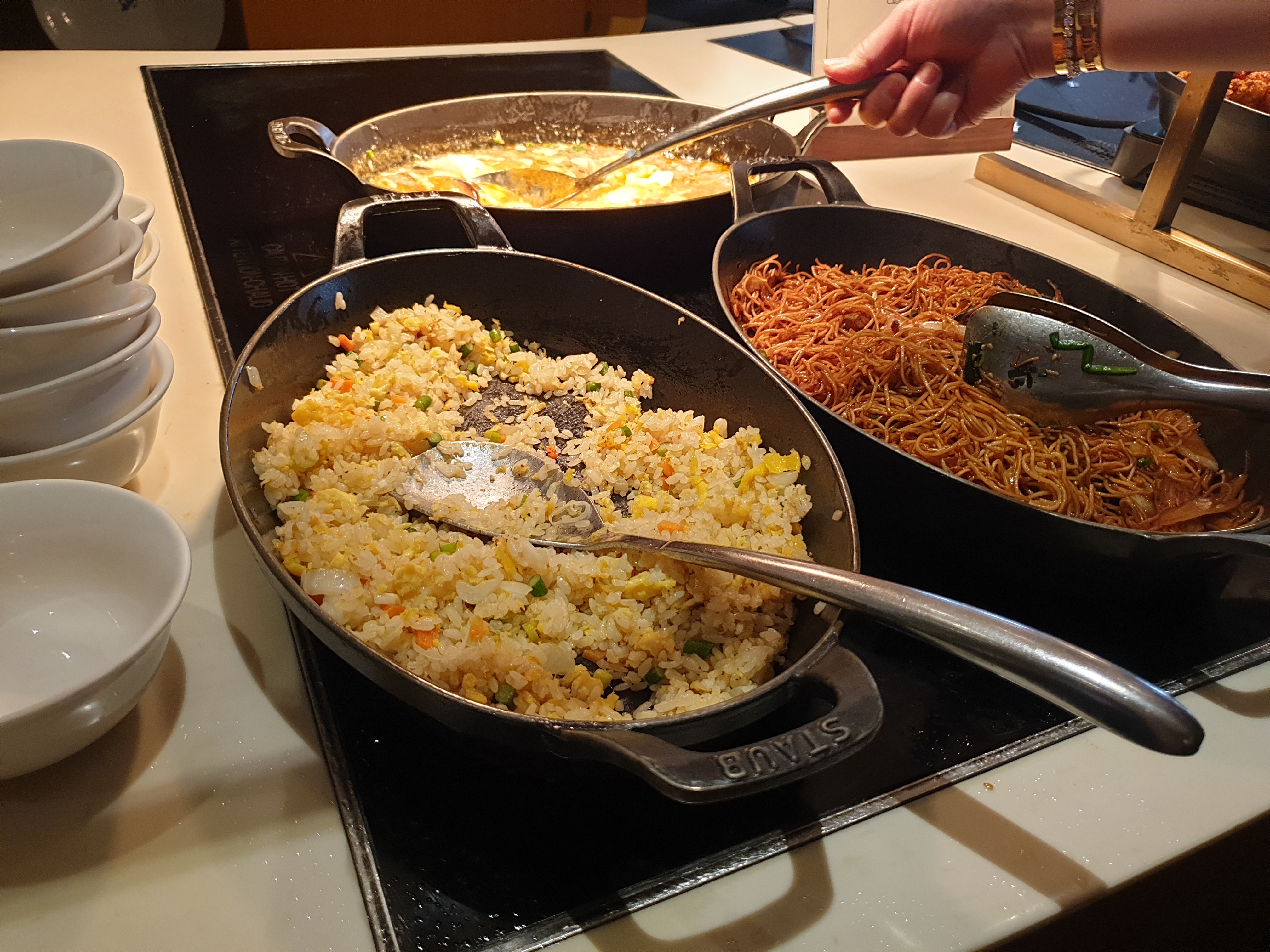 그랜드 하얏트 서울의 조식 뷔페: 볶음밥과 나시고랭