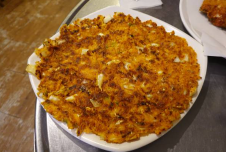 김치를 잘게 썰어 밀가루와 물을 넣고 얇게 기름 두른 후라이팬에 부쳐낸 김치전.