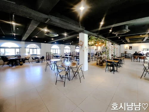 팔당 검단산 대형카페 윈터포레스트1224 내부 전경 &ndash; 넓은 공간감과 감성 인테리어가 돋보이는 카페