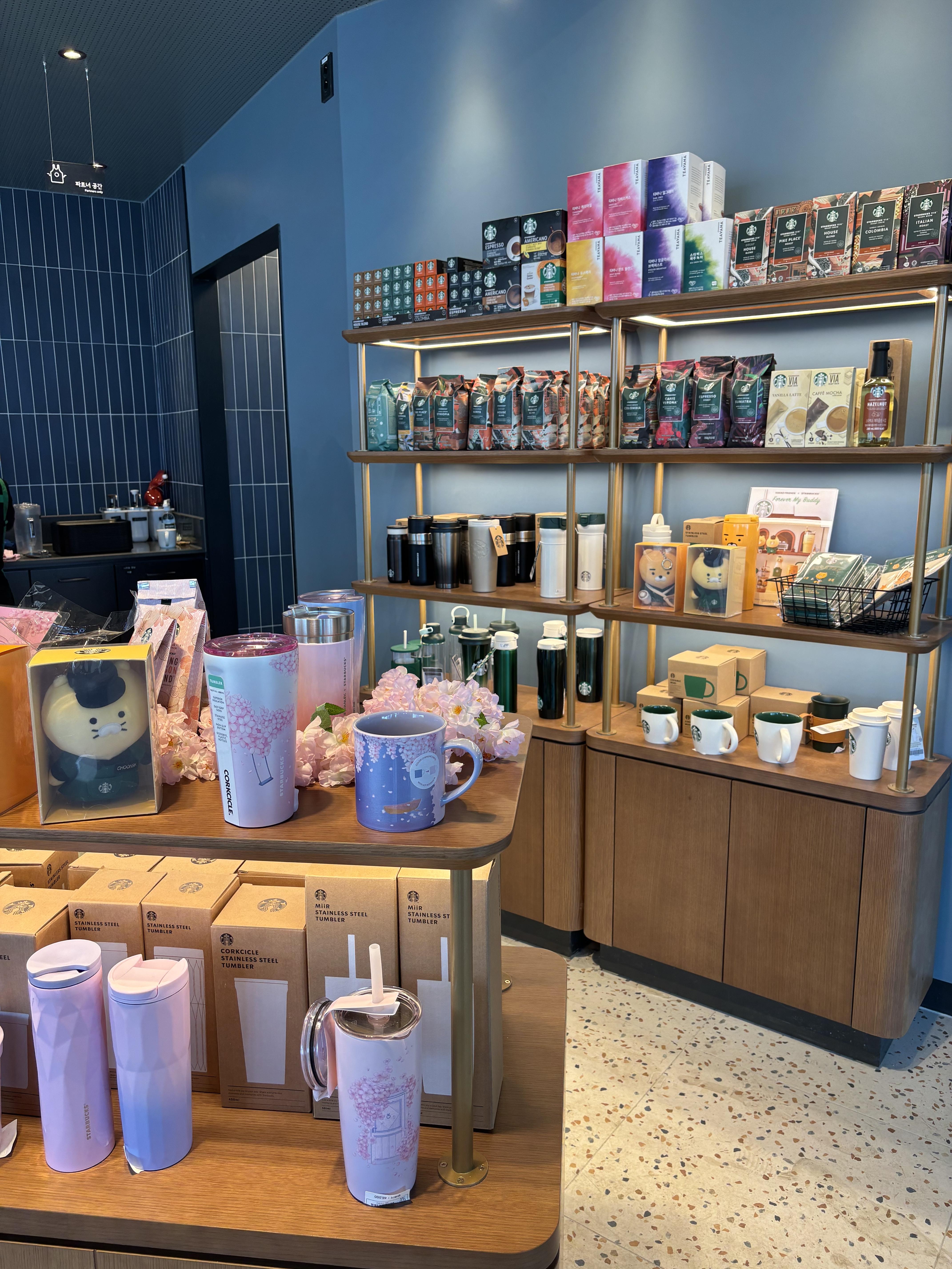 스타벅스 연천전곡DT점 1층 매장