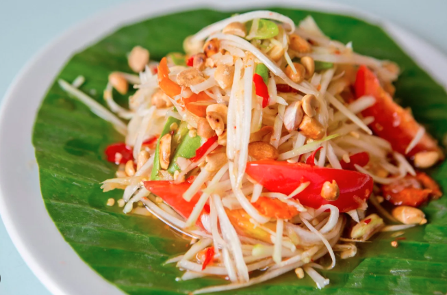 쏨땀 (Som Tum) – 매콤하고 상큼한 파파야 샐러드