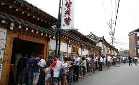 삼계탕집 앞에 줄선 사람들