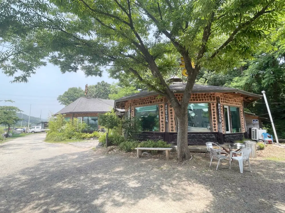 울엄마흑두부 외관모습 목조형태의 시골집 분위기