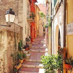 오르막-골목길에-가로등이-있고-주황색-계단이-있는-정갈스런-구도심