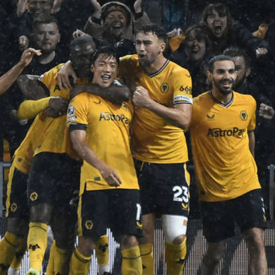 동료들에 둘려싸여 축하받는 황희찬