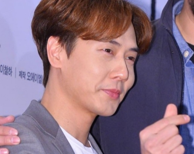 앤디가 손가락 하트를 하고 있는 사진 