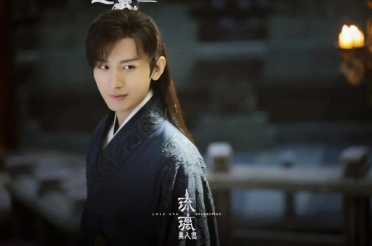 검은옷을-입고-씨익-미소짓고있는-우사봉