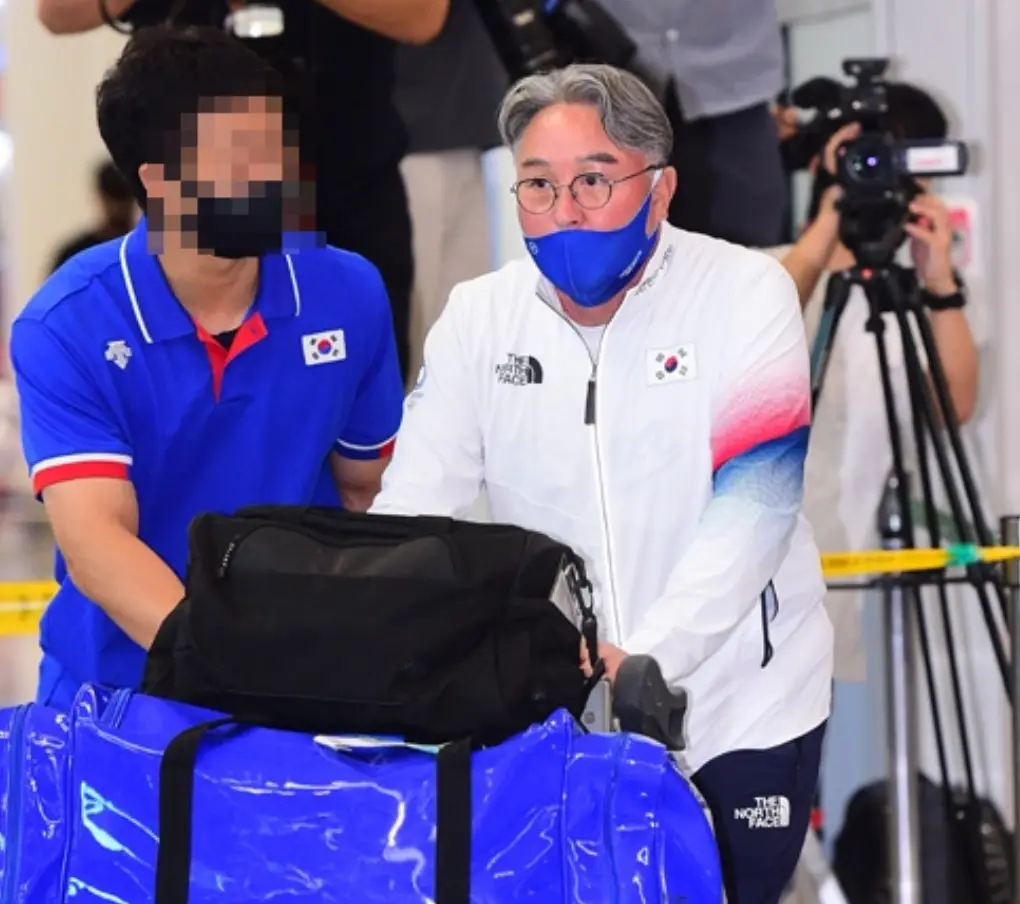 흰유니폼 파란가방을 수레이 밀고 들어오는 김경문 감독