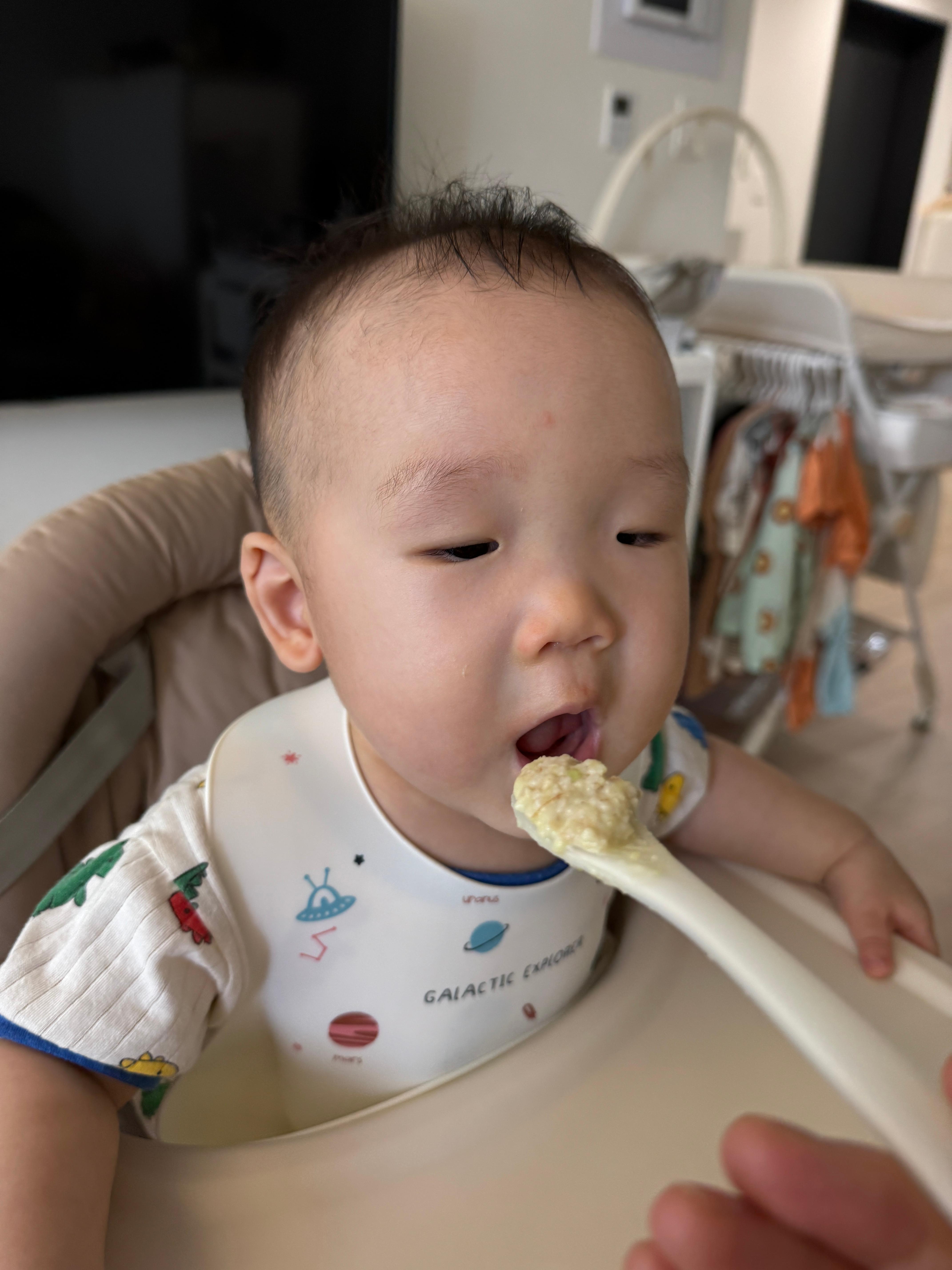 오트밀포리지를 숟가락으로 받아먹는 찬솔이의 아침 식사 모습