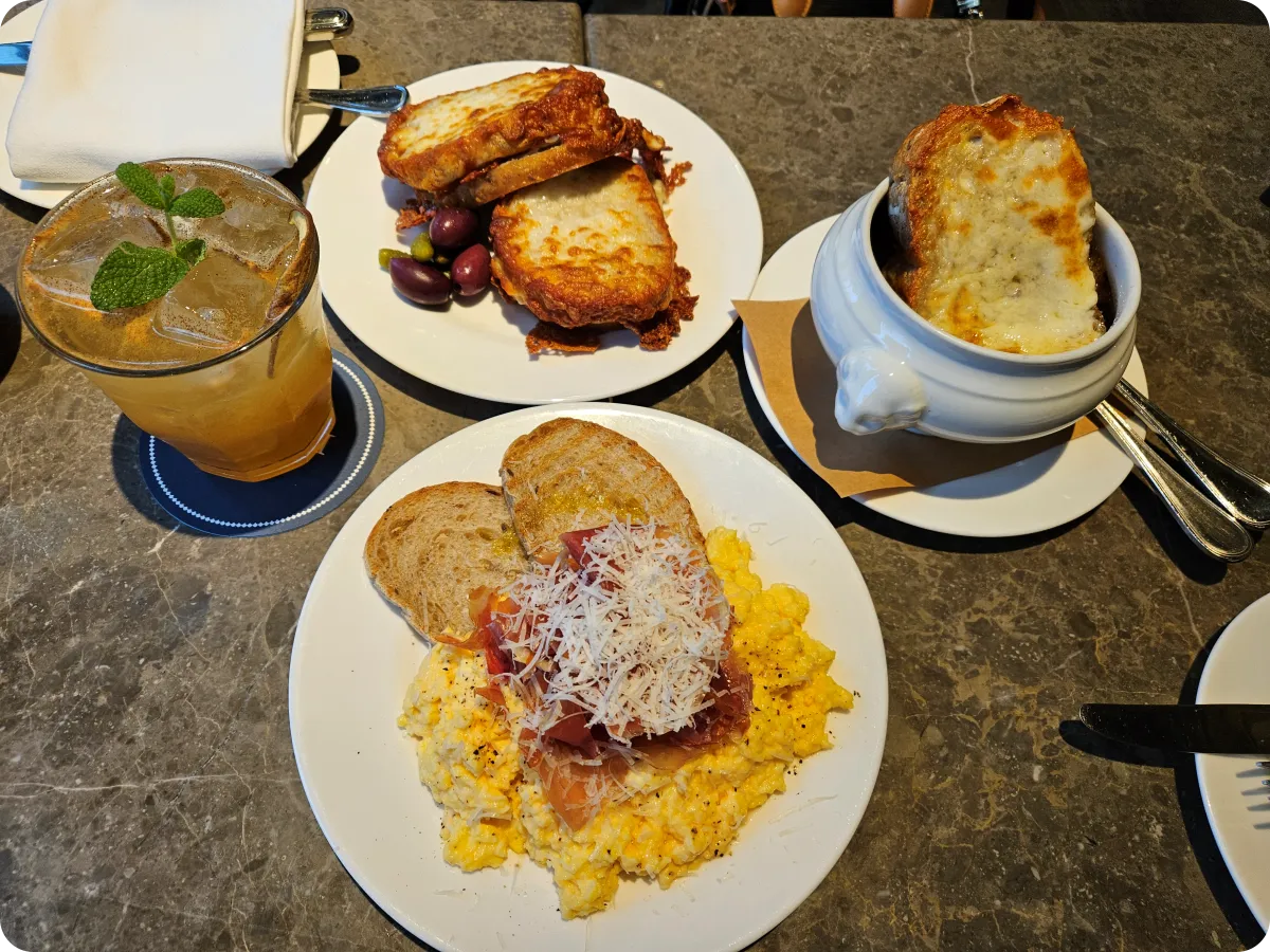 부페토-브런치-대표메뉴-스프-잠봉-스크램블-논알콜-와인