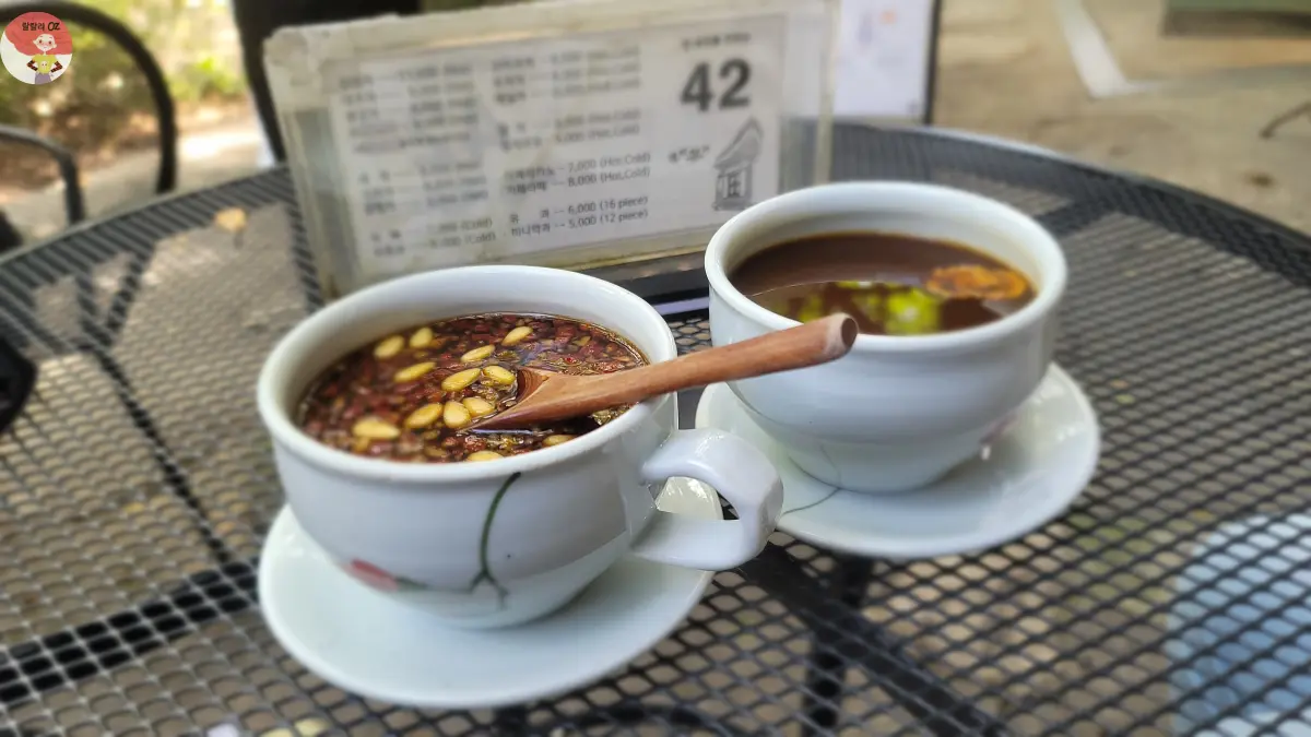 종로구-인사동-경인미술관-전통다원-쌍화차와-대추차가-놓인-테이블