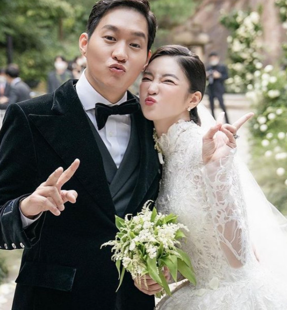 김윤지가 남편 최우성과 결혼식장에서 환하게 웃는 신랑 신부 모습