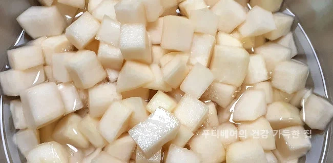 절여진-무에-생수를-넣고-헹구는-모습