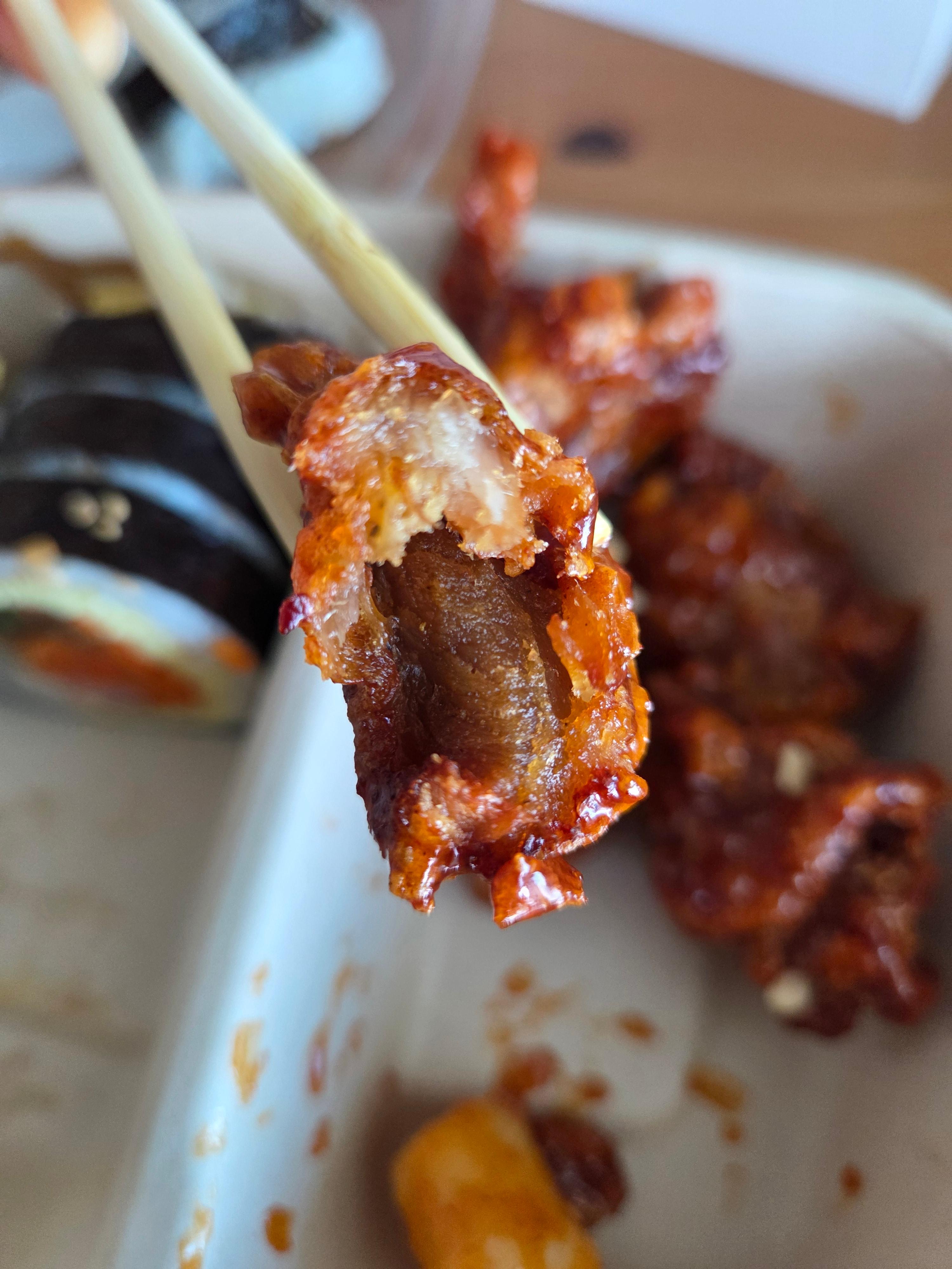 닭강정 한 입 크기 조각, 양념이 골고루 묻어 있는 모습