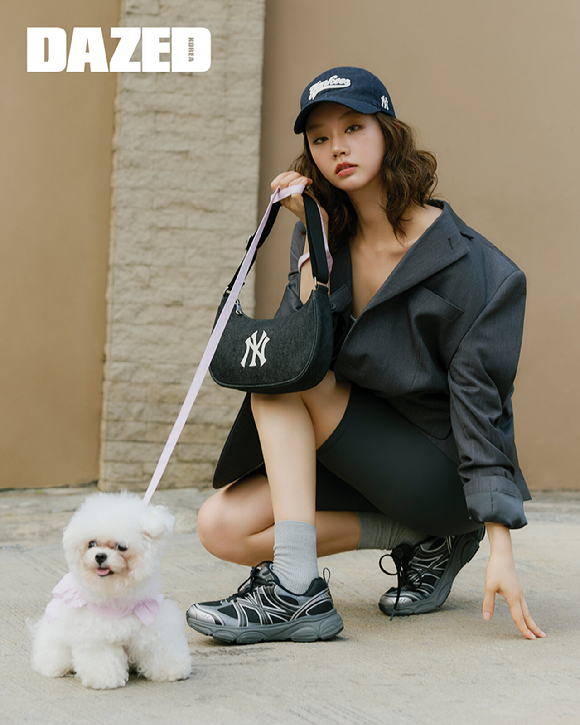 혜리가 패션 화보를 촬영하고 있다. [사진=데이즈드]