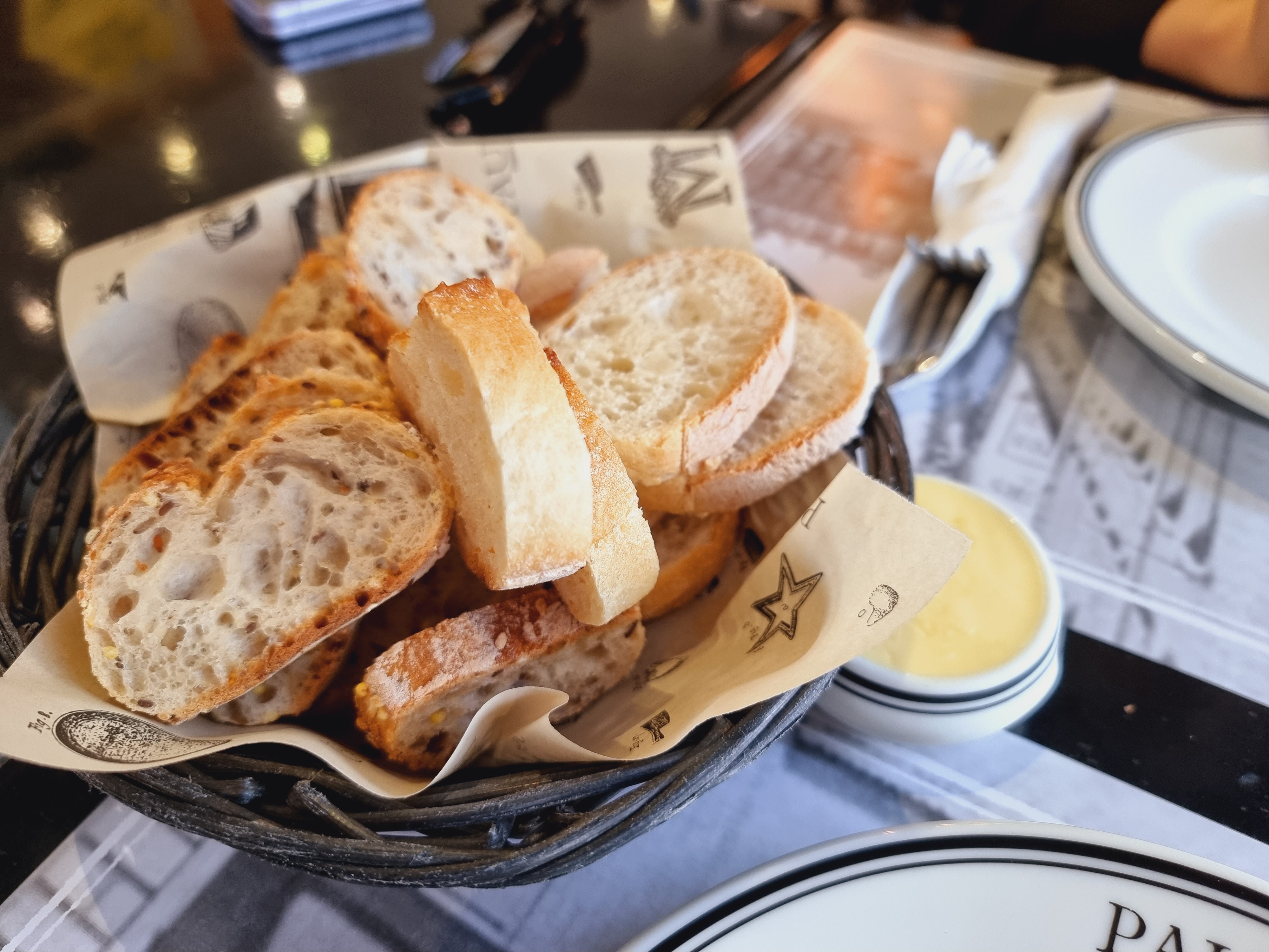  식전 빵과 버터 그리고 차 