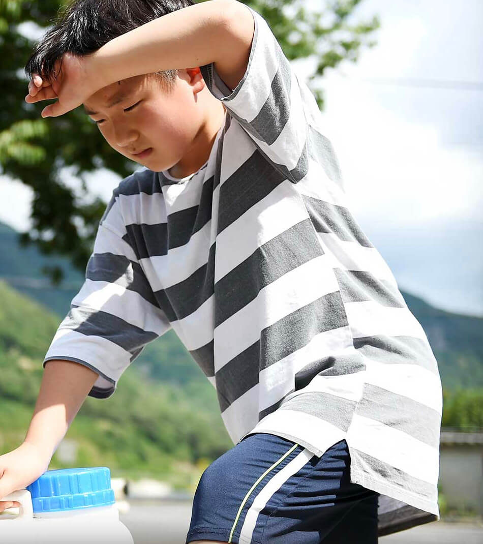 물을 긷는 아이