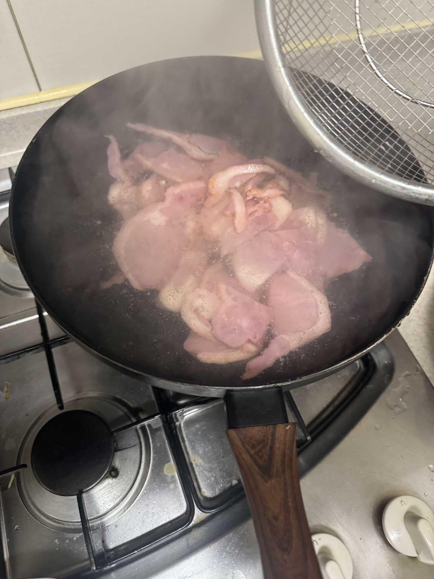 오리고기는 끓는물에 데쳐요