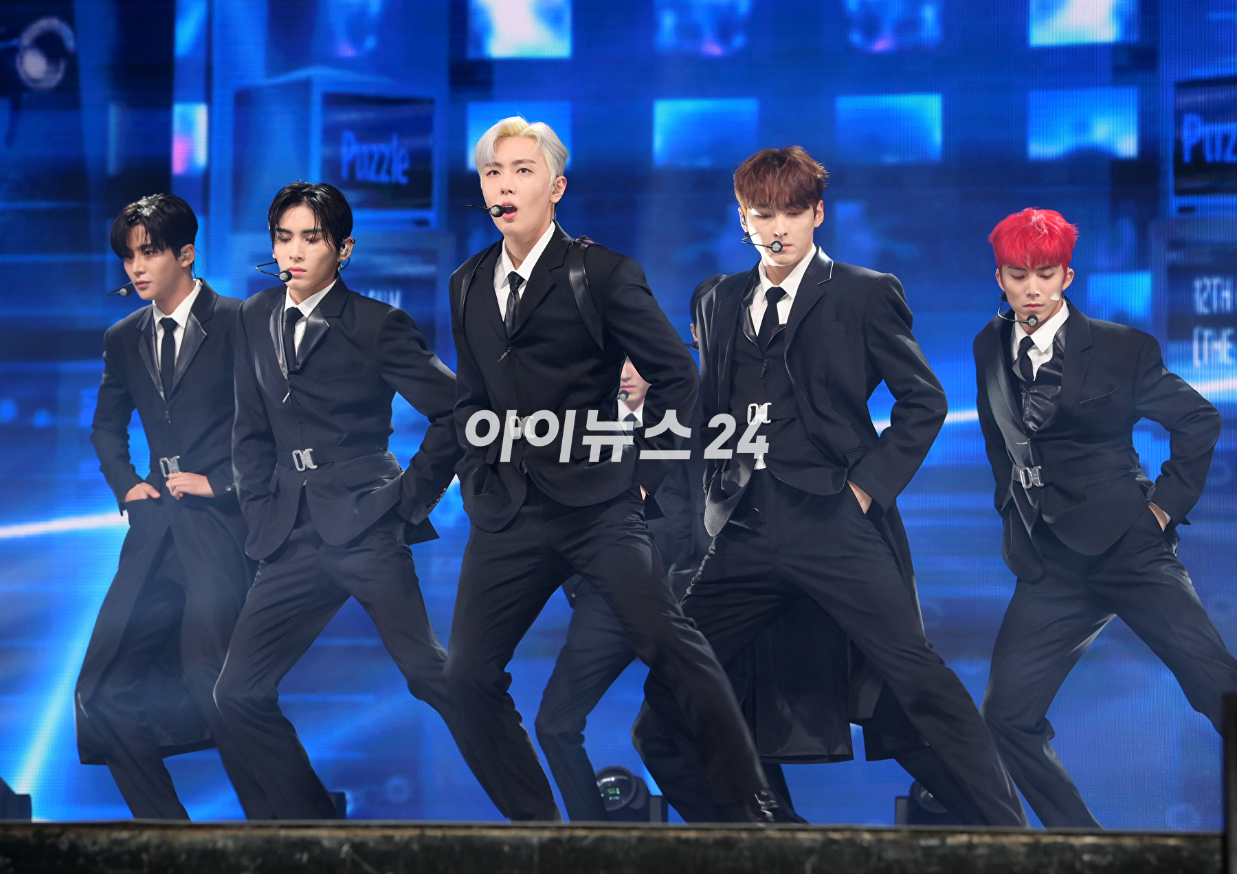 그룹 SF9(에스에프나인)이 9일 오후 서울 광장동 예스24 라이브홀에서 진행된 미니 12집 '더 피스 오브 나인(THE PIECE OF9)' 쇼케이스에 참석해 타이틀곡 '퍼즐' 무대를 선보이고 있다. [사진=정소희 기자]