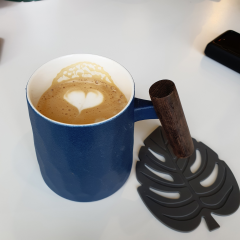 커피가 담 신 머그잔과 나뭇잎 모양 커피잔 받침