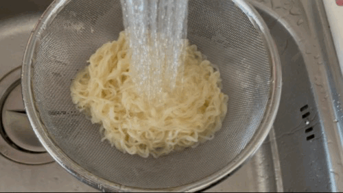 다-삶아진-면을-찬물에-헹굼