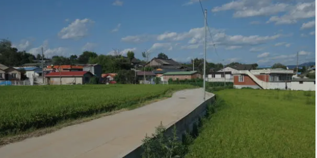 지방 마을 풍경, 정착 가능한 깨끗한 시골 마을 도로 전경