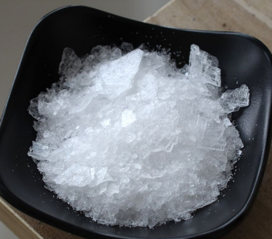 야생에서 채취를 한 용뇌를 바닥에 네모난 검은 그릇을 놓아두고 그 속에 가득 담아두고 찍은 사진