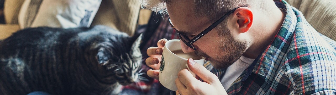 카페인 음료를 마시는 이미지 입니다.