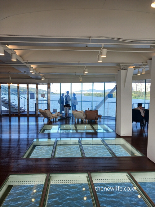 광진교 8번가 실내 전경 – 유리바닥 아래로 한강이 보이는 무료 카페 문화공간