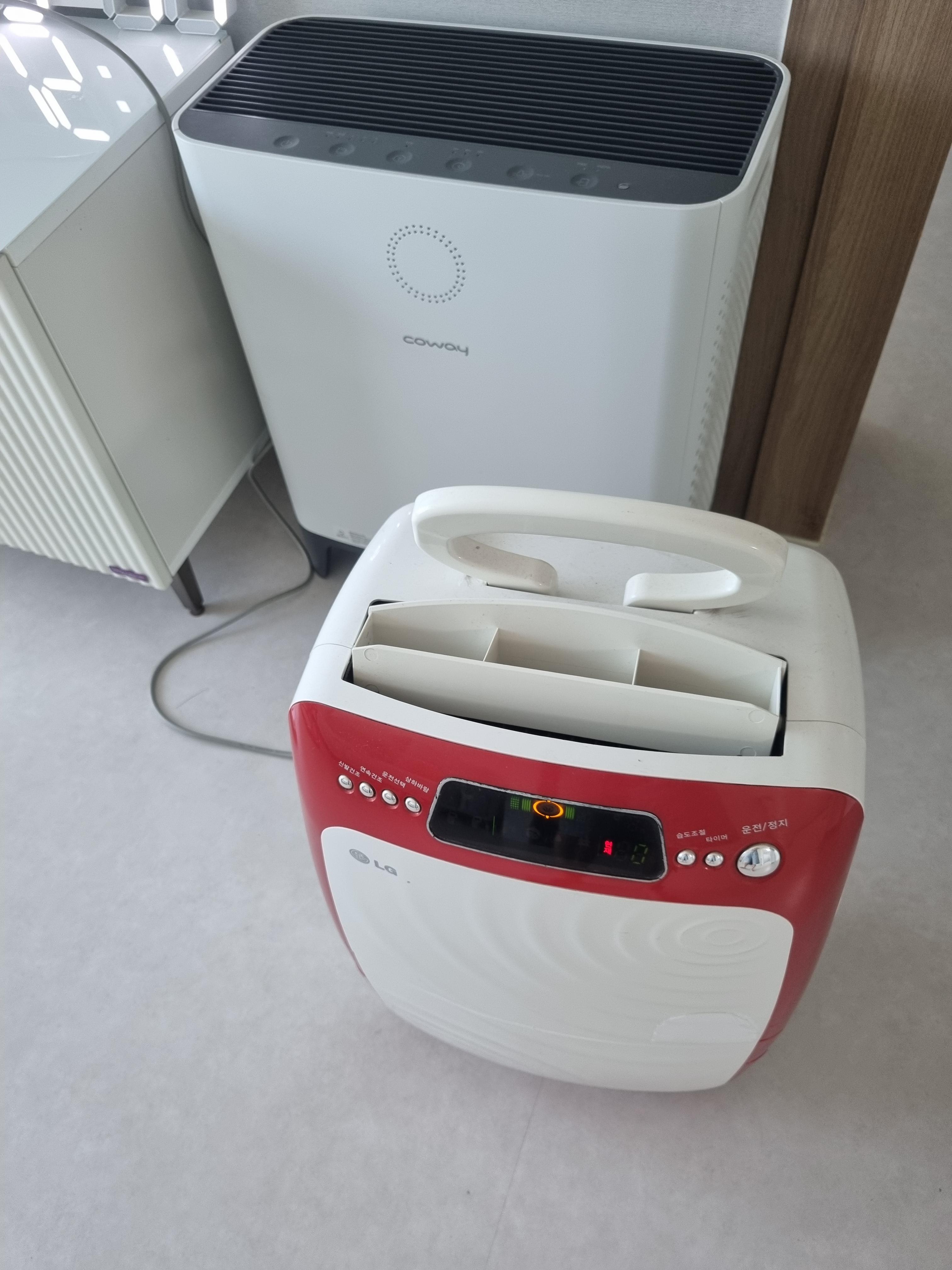 제습기 가동 중 거실 관련 사진