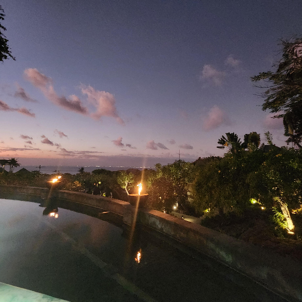 어둑해지면서 조명이 켜진 아야나 하늘색이 꽤나 신비롭다. 보라색과 짙은 남색이 섞임