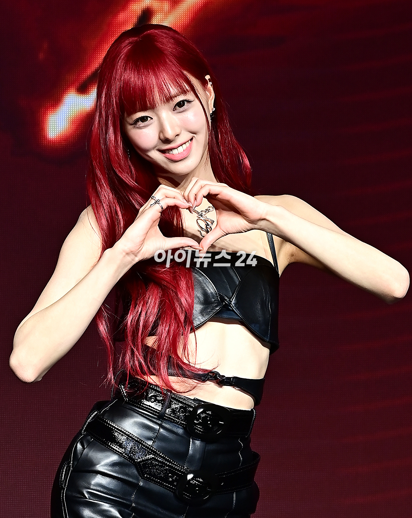 걸그룹 ITZY(있지) 유나가 8일 오후 서울 여의도 콘래드&nbsp;서울에서 열린 새 미니 앨범 'BORN TO BE'(본 투 비)를 발매기념 쇼케이스에서 기념촬영을 하고 있다. [사진=곽영래 기자]