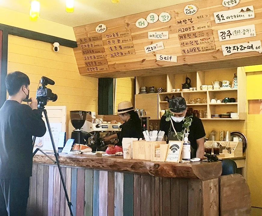 생방송오늘저녁 강원 춘천 소양강 여유 즐기며 공방같은 인테리어 카페 수동식 로스트 기계 드립 커피 맛집 추천