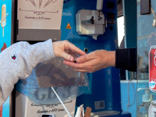 돈을 교환하는 사람의 손