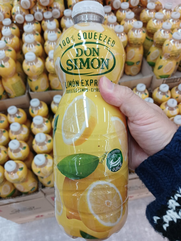 돈시몬 레몬원액 집어들다