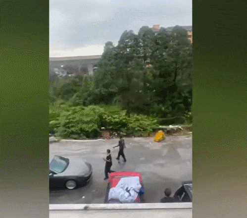 말레이시아 도로 붕괴로 5대 차량 꿀꺽! VIDEO: Five vehicles damaged after drain collapses near Seri Kembangan