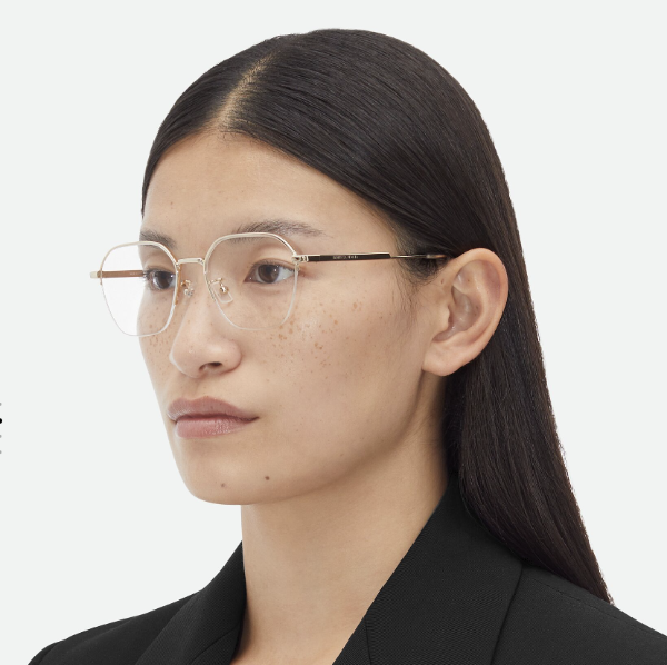 긱시크와 올드머니 룩에 어울리는 2024년 안경 트렌드_올드머니 룩_Bottega Veneta