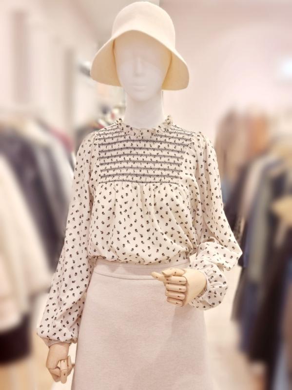 플라스틱아일랜드 하이넥 스모킹 배색 블라우스 PP4WB061