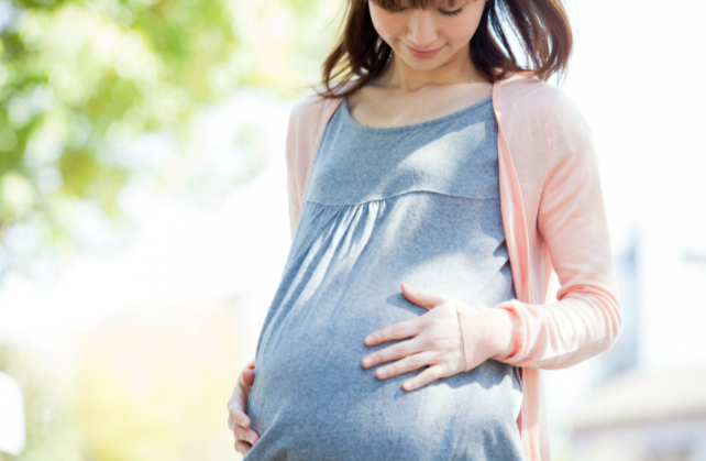 배를 쓰다듬는 임산부
