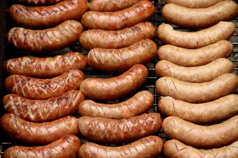가지런히 놓인 소시지들