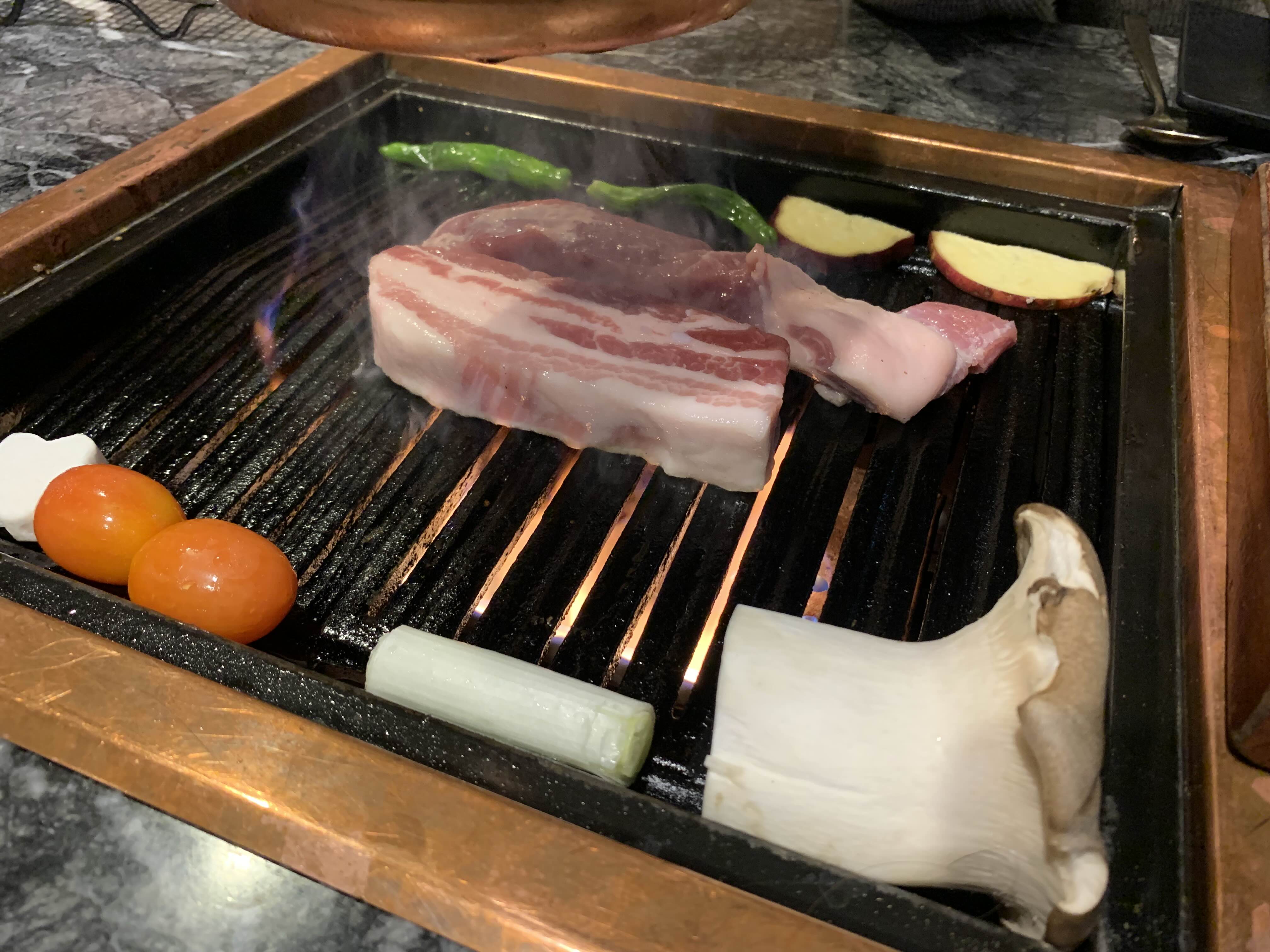 불판 위에 올려진 삼겹살