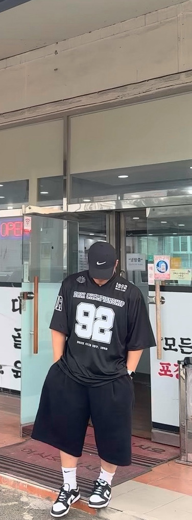 데일리룩(2025. 9. 10.)나이키 스우시 골프 볼캡, 드릭스 럭비 오버핏 메시 티셔츠, 무신사스탠다드 무신사 와이드 버뮤다 팬츠, 나이키 양말 삭스, 나이키 덩크로우 돌고래